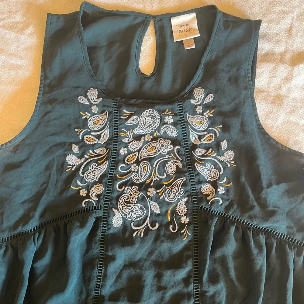Womans tiered ruffled embroidered paisley top. Size Large. - Picture 6 of 11